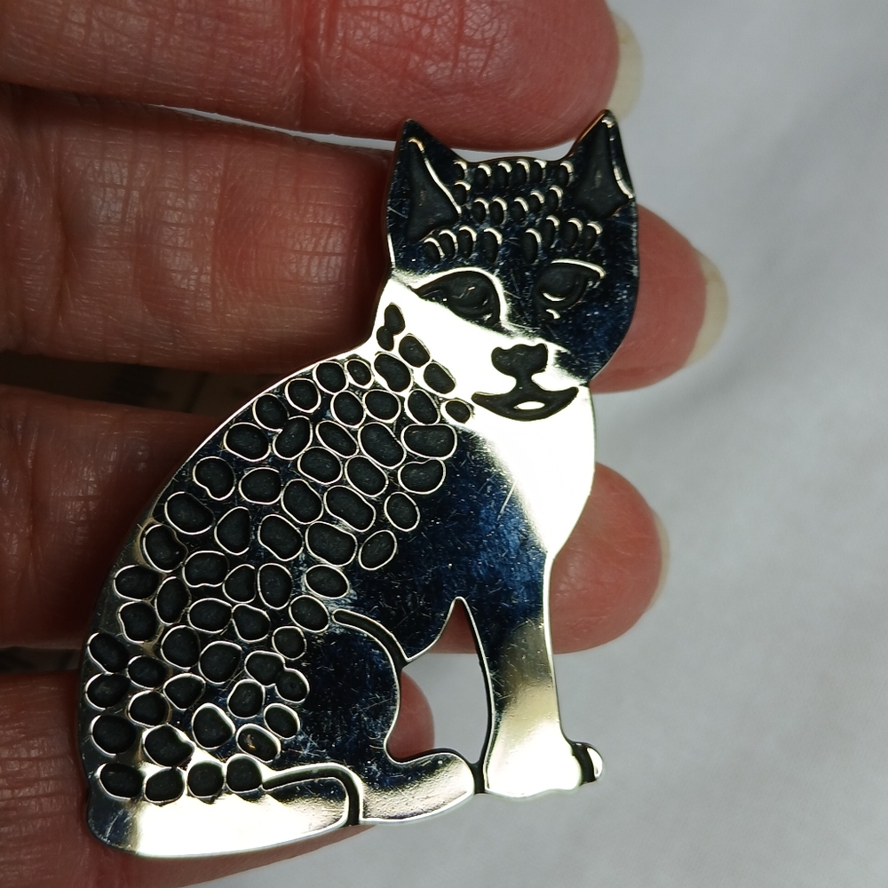 Elegant Silver Toned Cat Brooch Pin